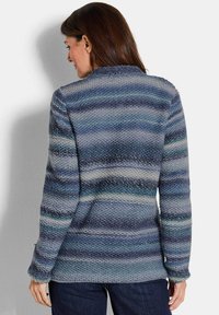 Gestreifter Pullover in Blau und Grau aus strukturiertem Strickstoff, mit Rundhalsausschnitt und langen Ärmeln, sichtbare Nähte.