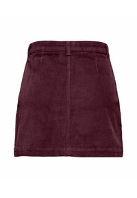 Burgundijska korduroy mini suknja s detaljima šava sprijeda i petljicama za pojas na bijeloj pozadini.