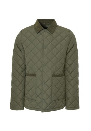 Chaqueta acolchada en verde oliva con un cuello de pana. Presenta dos bolsillos frontales y cierres de botones. Textura suave y patrón de diamantes.