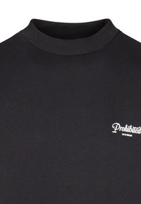 Czarna bluza z ribbowym okrągłym dekoltem i małym białym logo "Prohibited" po lewej stronie. Materiał wydaje się być miękki i teksturowany.