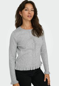 Grijze gebreide cardigan met een ronde halslijn, knoopsluiting aan de voorkant en een gerimpelde onderkant en mouwen. Soepele textuur en aansluitend ontwerp.