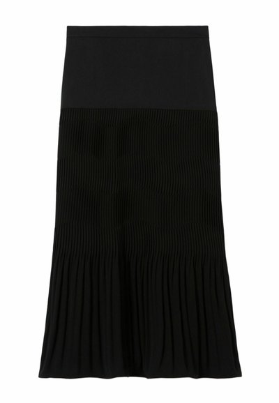 Falda negra con plegados que presenta una cinturilla sólida y una tela texturizada, con un fondo acampanado que añade volumen al diseño.