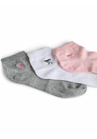 Tre paia di calzini alla caviglia in grigio, bianco e rosa. Ognuno ha un polsino a costine e dettagli ricamati a forma di fiocchi in colori contrastanti.
