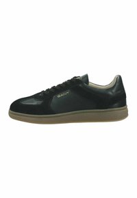 Baskets noires en cuir et en suède, avec un design à lacets, une semelle en caoutchouc et un accent logo subtil en doré sur le côté.