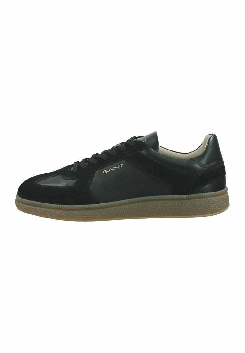 Baskets noires en cuir et en suède, avec un design à lacets, une semelle en caoutchouc et un accent logo subtil en doré sur le côté.