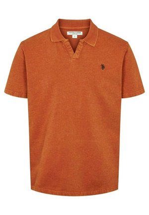 Koszulka polo z krótkim rękawem w kolorze rdzawym, wykonana z miękkiego materiału, z dekoltem w kształcie litery V, przeszywaną kołnierzykiem oraz małym haftowanym logo na piersi.