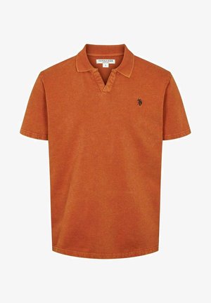 Polo à manches courtes en orange rouille, fabriqué en tissu doux, doté d'un col en V, d'un col cousu et d'un petit logo brodé sur la poitrine.
