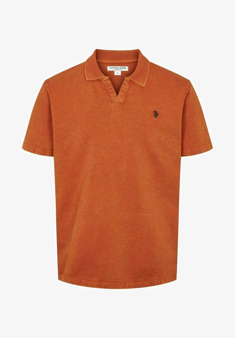 Polo à manches courtes en orange rouille, fabriqué en tissu doux, doté d'un col en V, d'un col cousu et d'un petit logo brodé sur la poitrine.