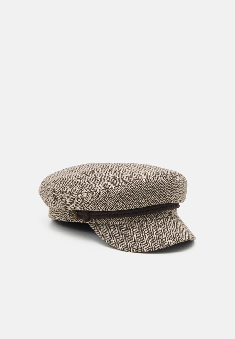 Casquette newsboy marron à motif chevrons, à courte visière et bande sombre au-dessus de la visière, posée sur un fond blanc uni.
