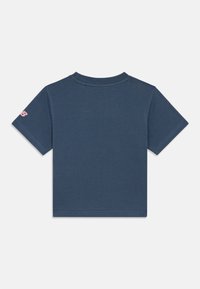 T-shirt azul-marinho de manga curta com golas redondas, logo rosa na manga esquerda, exibido de forma plana por trás contra um fundo branco.