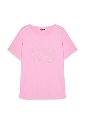 T-shirt rose à manches courtes avec un col rond et le numéro 98 imprimé en motif subtil et texturé sur le devant.