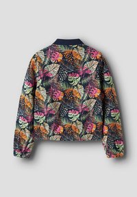 Veste courte en tissu léger arborant un motif de feuilles tropicales éclatant en rose, vert et orange sur fond bleu marine.