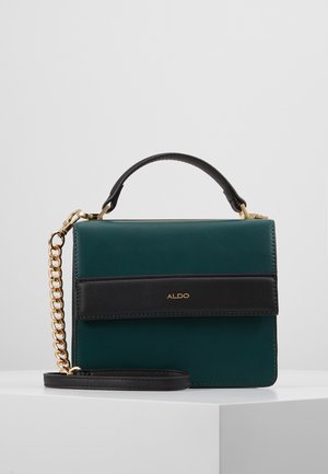 Tummanvihreä ja musta suorakulmainen käsilaukku, jossa on yläkahva, kullanvärinen ketjuhihna ja ALDO-logo etutaskussa, asetettuna valkoiselle pinnalle.