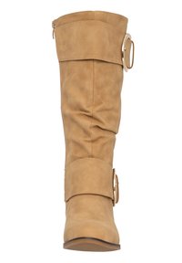 Bota de ante color arena hasta la rodilla con un puño doblado, doble correa con un hebilla circular dorada y puntera redondeada. Textura suave con un ligero brillo.