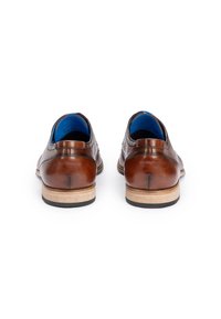 Brune lædersko med en glat overflade, rund form, blå foring og lysebrune såler. Har minimal syning og en forstærket hæl.