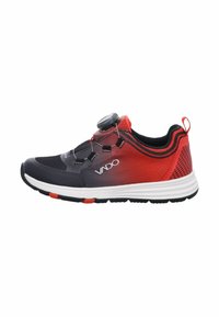 Scarpa da corsa in nero e rosso con superiore in mesh texturizzato, chiusura circolare e suola bianca imbottita con accenti rossi.