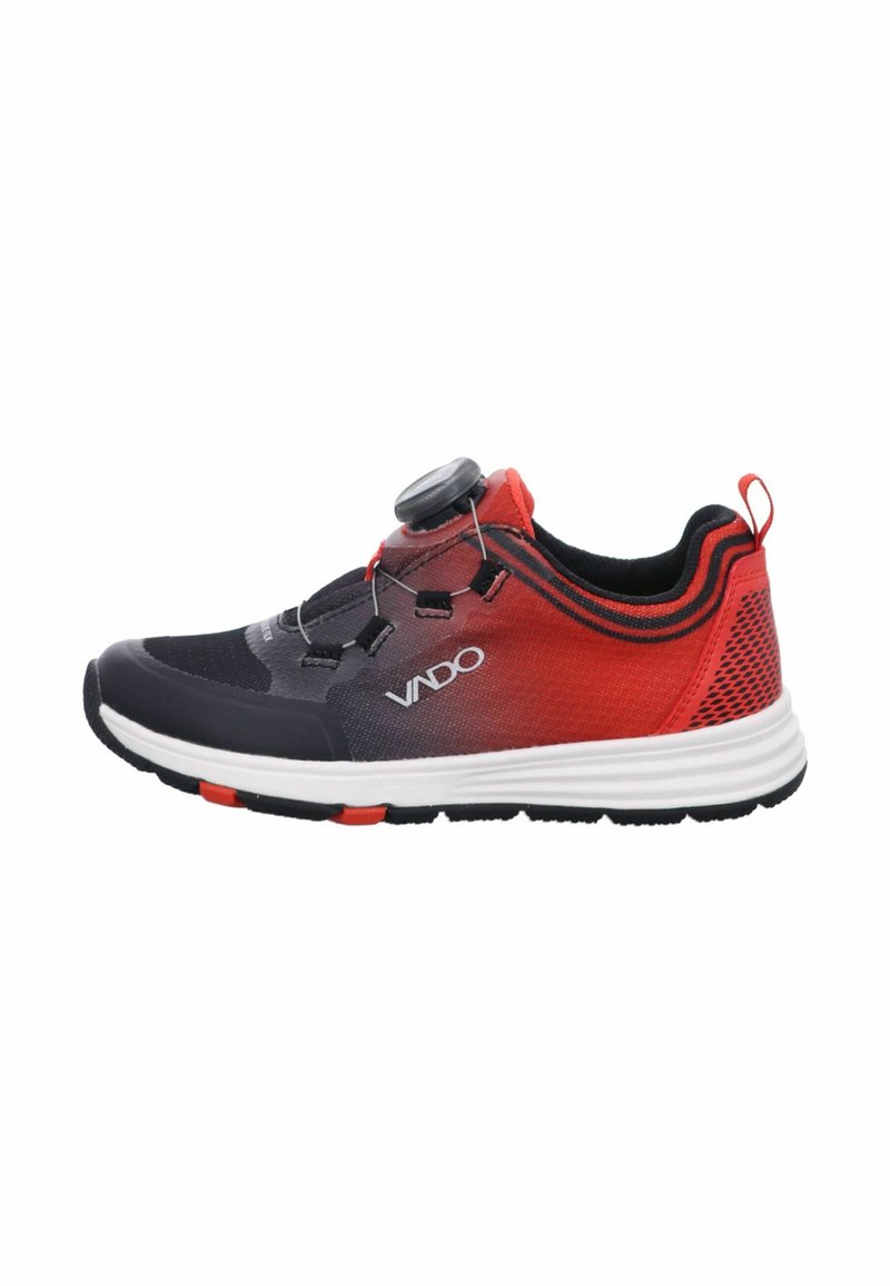 Scarpa da corsa in nero e rosso con superiore in mesh texturizzato, chiusura circolare e suola bianca imbottita con accenti rossi.