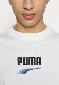 Puma DOWNTOWN LOGO TEE - T-shirt imprimé - white