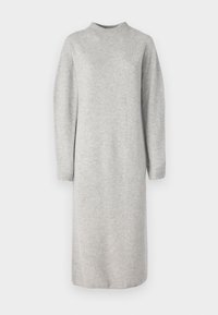 Robe tricotée gris clair avec un col montant, des manches longues et des poignets côtelés. Le design présente une silhouette droite et une longueur mi-mollet.