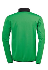 Grøn sportsjakke med lange ærmer, en sort krave, glat tekstur og en tætsiddende design, uden synlige logoer eller mønstre.