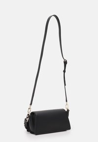 Borsa a tracolla in ecopelle nera con forma rettangolare, tracolla regolabile e dettagli in metallo color oro. Arricchita da un dettaglio decorativo a forma di fiore.