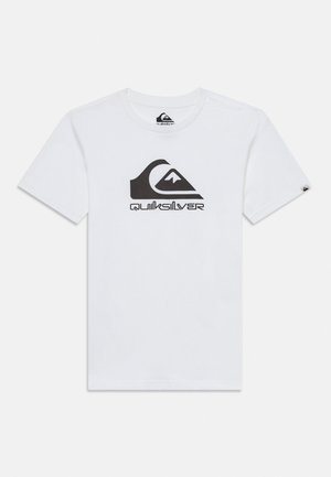 Biele tričko s krátkym rukávom s čiernym logom Quiksilver a textom v strede na hrudi na jednoduchom pozadí.