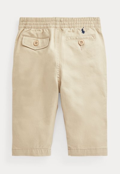 Pantaloni beige per bambini piccoli con vita elasticizzata, due tasche posteriori con bottoni e piccolo logo ricamato di cavallo blu scuro sul lato destro.