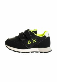 Scarpe da ginnastica nere con accenti giallo neon. Presentano due fascia in Velcro e una suola bianca. Design leggero con una tomaia testurizzata.