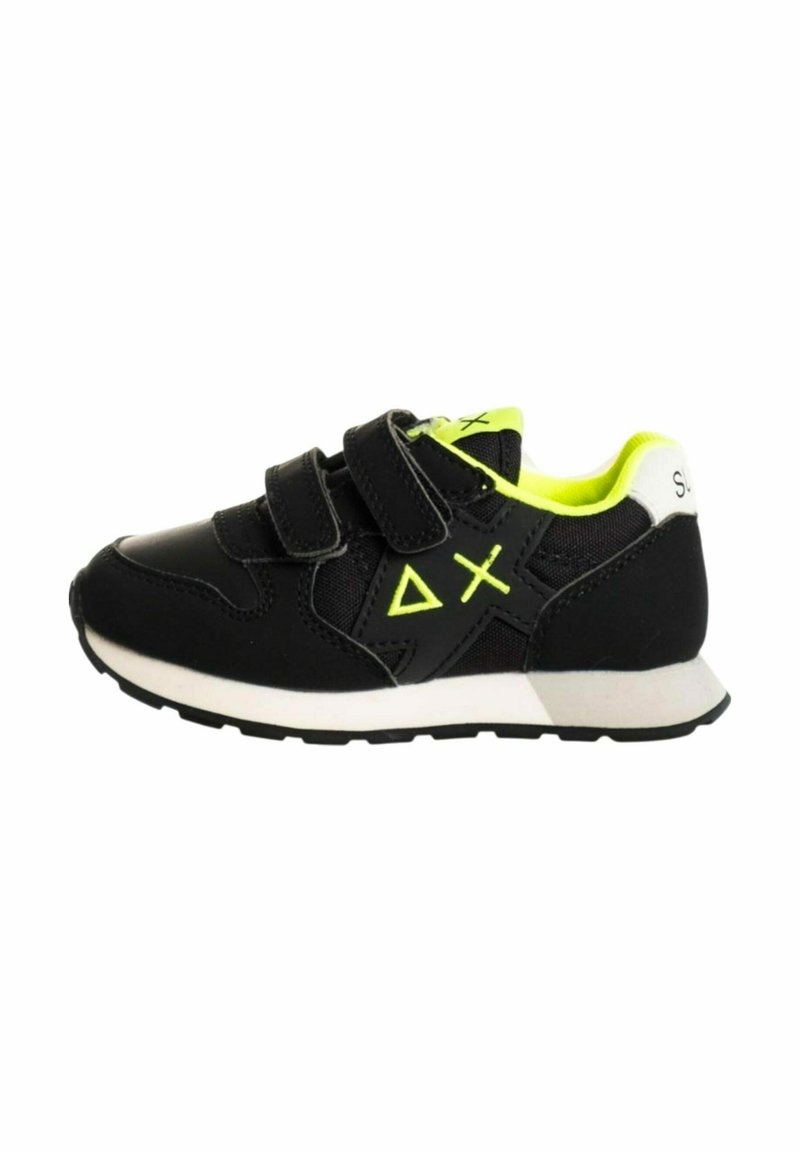 Scarpe da ginnastica nere con accenti giallo neon. Presentano due fascia in Velcro e una suola bianca. Design leggero con una tomaia testurizzata.