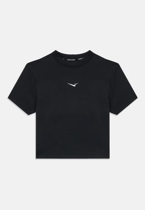 Fekete, rövid fazonú póló sima anyagból, kerek nyakkivágással és rövid ujjakkal. A mellkason középen található egy kis fehér Nike logó.