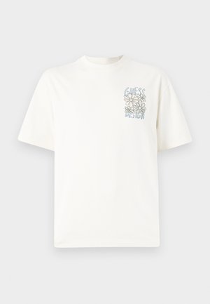Weißes Baumwoll-T-Shirt mit kurzen Ärmeln, das ein blaues und graues Blumenmuster sowie den Text "GUESS DESIGN" in einem illustrierten Stil zeigt.