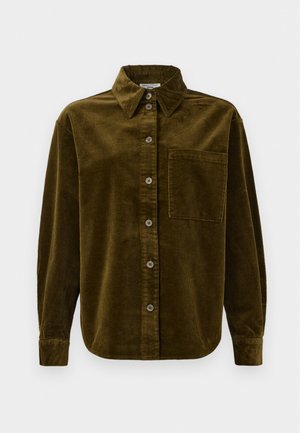 Chemise en velours côtelé vert olive foncé, avec un col, des boutons sur le devant et une poche sur la poitrine gauche. Texturée avec des rayures verticales.