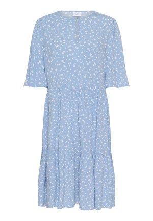 Robe bleu clair avec imprimé floral blanc, manches courtes, encolure ronde et jupe à volants. Fabriquée en tissu doux avec une coupe décontractée.