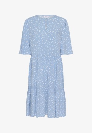 Robe bleu clair avec imprimé floral blanc, manches courtes, encolure ronde et jupe à volants. Fabriquée en tissu doux avec une coupe décontractée.