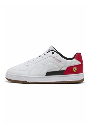 Basket basse blanche avec accents noirs et rouges, semelle marron, logo Puma et écusson Ferrari sur le talon.