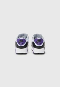 Nike Air tenisice u ljubičastoj, crnoj i bijeloj boji. Imaju podstavljeni ovratnik, teksturirani vrt i logotip na jeziku i peti.
