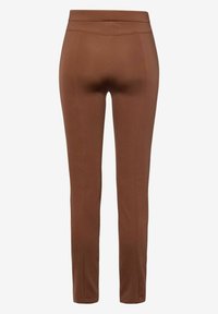 Pantalon marron sur mesure fabriqué à partir d'un matériau lisse et extensible. Il présente une taille haute et une coupe ajustée avec des détails de couture minimaux.