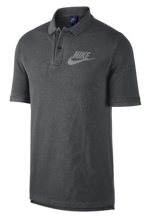 Dunkelgraues Nike-Poloshirt mit kurzen Ärmeln, geknöpftem Kragen und großem Nike-Logo auf der linken Brust.
