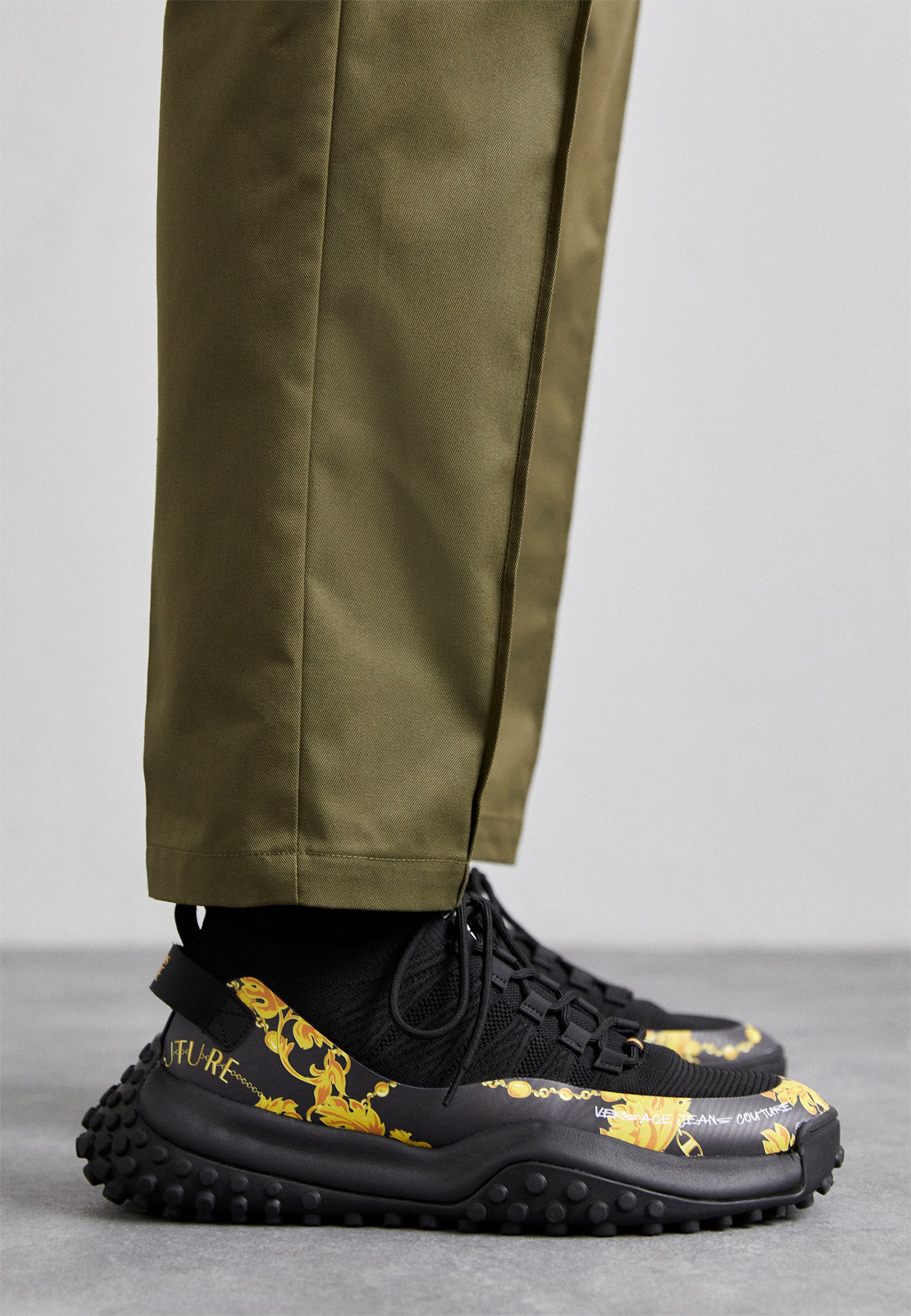 Low top sneakers