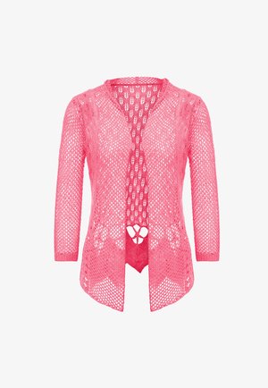 Sweter dzianinowy w intensywnym różowym kolorze, z otwartym przodem, rękawami o długości trzy czwarte oraz delikatnym wzorem w diamenty na całej powierzchni.