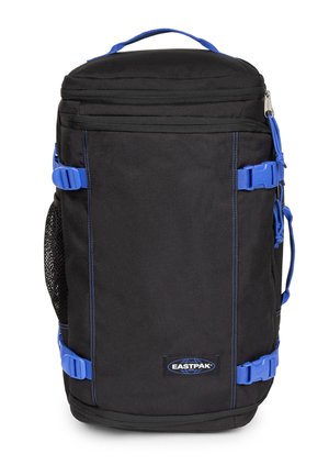 Schwarzer Eastpak-Rucksack mit blauen Trägern, oberem Tragegriff, Mesh-Seitentasche, Frontreißverschluss und Eastpak-Logo-Patch unten in der Mitte.