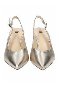 Metaliczne złote buty na obcasie z odkrytą piętą, o spiczastym nosku, gładkiej fakturze i zapięciu na klamrę; posiadają mały czerwony akcent na wkładce.
