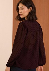 Love & Roses V NECK TRIM DOBBY - Blūze - berry red
