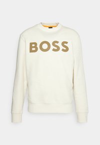 Sudadera color crema con un gran y audaz logo "BOSS" en marrón en la parte delantera. Cuello redondo, puños y dobladillo de canalé. Tela suave, diseño casual.