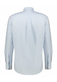 Langarmshirt met een lichtblauw en wit gestreept patroon, voorzien van een button-down kraag en enkele knoopmanshouders. Van katoen.