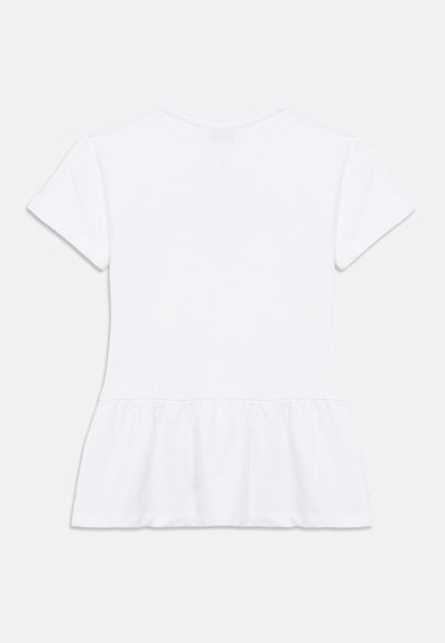 Λευκό κοντομάνικο τοπ πεπλούμ με στρογγυλή λαιμόκοψη, λεπτομέρεια πιέτας στη μέση, εμφανιζόμενο από πίσω σε απλό φόντο.