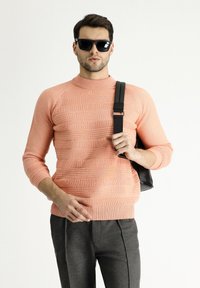 Kigili MOCK-TURTLENECK - Maglione - pink