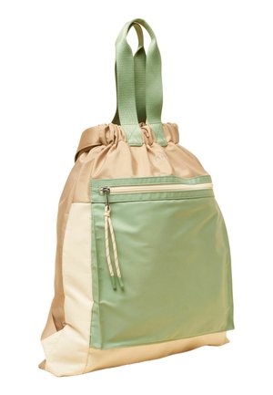 Rucsac bej și verde deschis cu șnur, buzunar frontal cu fermoar, bretele duble pentru umăr și două mânere în buclă pe un fundal alb.
