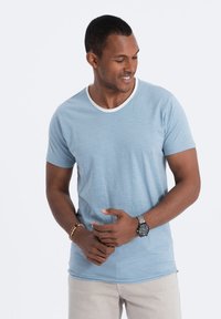 - T-shirt basic