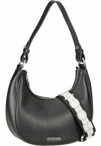 Pieni musta teksturoidusta nahasta valmistettu olkalaukku, jossa on hopeinen vetoketju, hopeinen "BOGNER" -logo, lyhyt hihna ja irrotettava leveä kangashihna, jossa on BOGNER-teksti.
